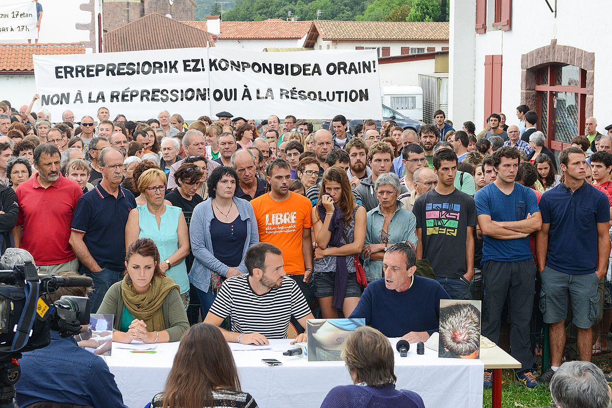 600 bat bildu ziren atzo Ortzaizen, manifestaldira deitzeko. ISABELLE MIQUELESTORENA.