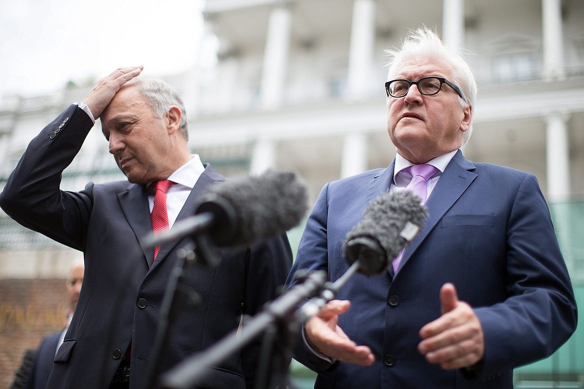 Laurent Fabius Frantziako Atzerri ministroa eta Frank-Walter Steinmeier Alemaniakoa agerraldi batean, atzo, Vienan. 5+1 Taldekoak dira biak. GEORG HOCHMUTH / EFE. Laurent Fabius Frantziako Atzerri ministroa eta Frank-Walter Steinmeier Alemaniakoa agerraldi batean, atzo, Vienan. 5+1 Taldekoak dira biak. GEORG HOCHMUTH / EFE.