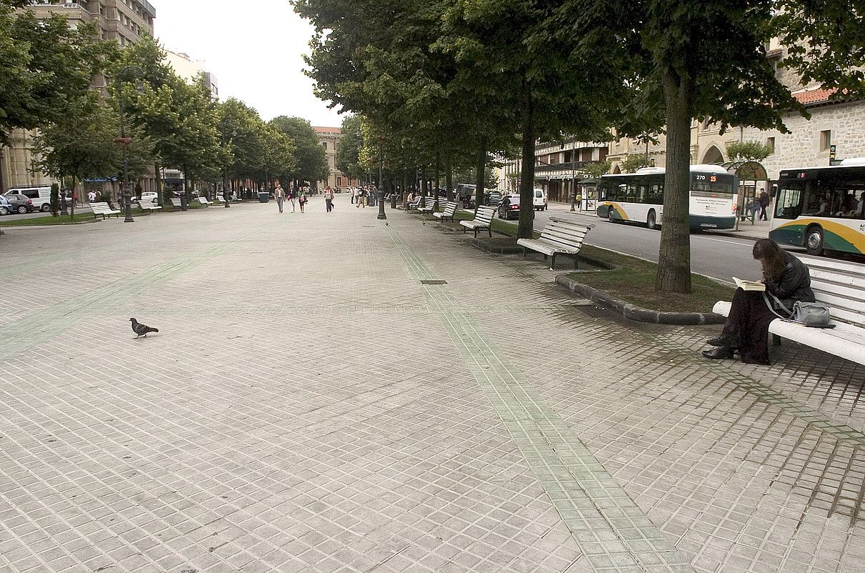 Iruñeko kaleak hutsik geratzen dira uztailaren 15ean, eta taberna gehienak itxita egoten dira goizez. IÑIGO URIZ / ARGAZKI PRESS. Iruñeko kaleak hutsik geratzen dira uztailaren 15ean, eta taberna gehienak itxita egoten dira goizez. IÑIGO URIZ / ARGAZKI PRESS.