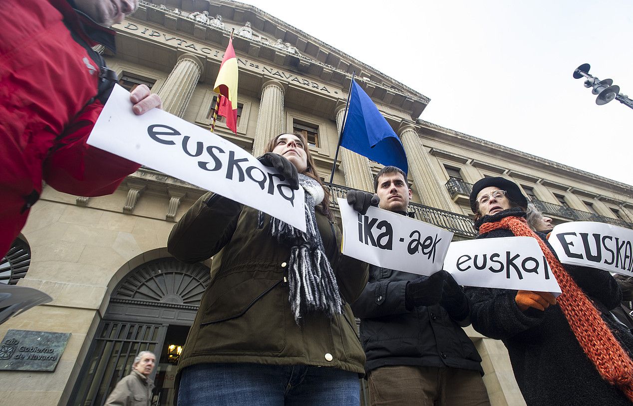 Nafarroako euskaltegietako ordezkariak, laguntza faltagatik protestan, foru gobernuaren aurrean, artxiboko irudi batean. JAGOBA MANTEROLA / ARGAZKI PRESS.