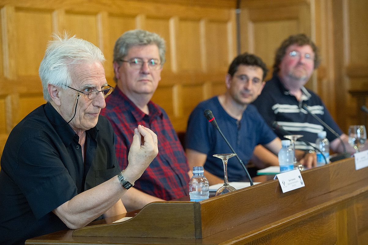 Ibon Sarasola, Inazio Mujika Iraola, Juan Luis Zabala moderatzailea eta Alvaro Rabelli. JUAN CARLOS RUIZ / ARGAZKI PRESS.