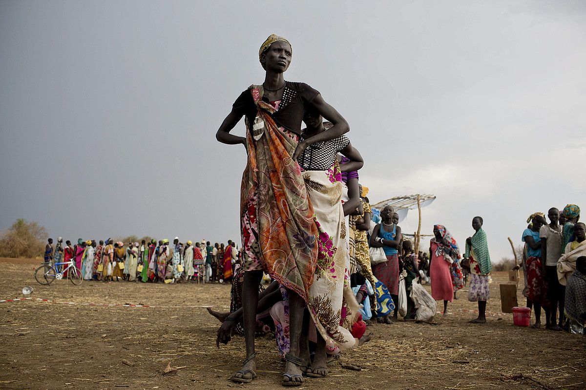 Hego Sudango armadaren eta matxinoen arteko borrokak desplazatutako emakume eta haurrak, Mingkamanen. KATE HOLT. Hego Sudango armadaren eta matxinoen arteko borrokak desplazatutako emakume eta haurrak, Mingkamanen. KATE HOLT.
