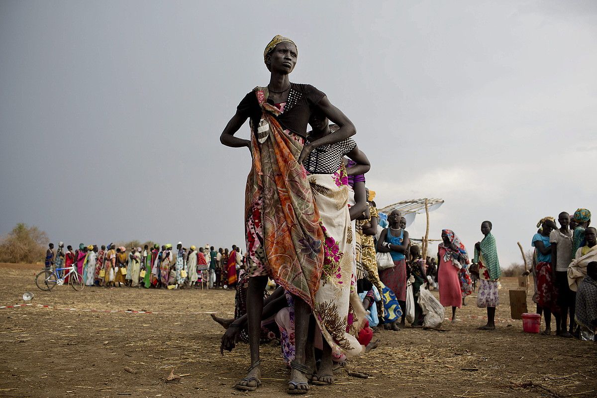 Hego Sudango armadaren eta matxinoen arteko borrokak desplazatutako emakume eta haurrak, Mingkamanen. KATE HOLT.