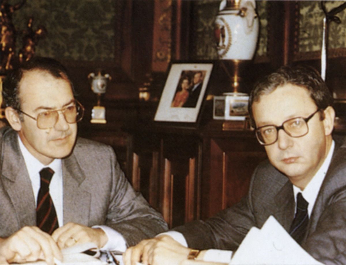 Arzalluzek aurretik egin bezala, Ardanzalehendakariak ere izenpetu zuen lehen akordioa PSEko Benegasekin, 1987an. BERRIA.