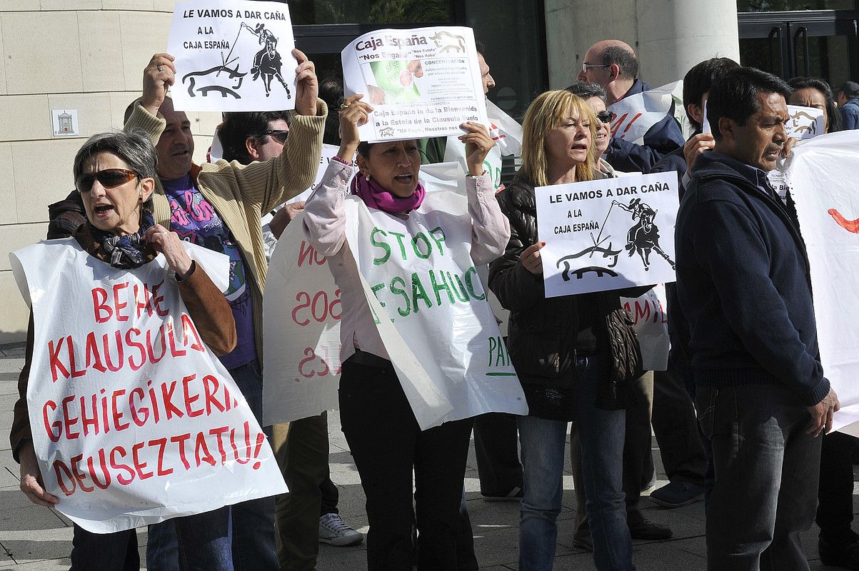 Hipotekak Kalte Egindakoen Antsoaingo Plataformaren protesta, gehiegizko klausulen aurka. IDOIA ZABALETA / ARGAZKI PRESS. Hipotekak Kalte Egindakoen Antsoaingo Plataformaren protesta, gehiegizko klausulen aurka. IDOIA ZABALETA / ARGAZKI PRESS.