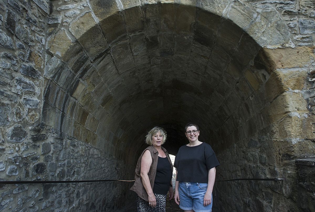 Amaia Lasa Alegria eta Danele Sarriugarte Mochales, Getariako kaleetan (Gipuzkoa). ARGAZKIAK: JON URBE / ARGAZKI PRESS. Amaia Lasa Alegria eta Danele Sarriugarte Mochales, Getariako kaleetan (Gipuzkoa). ARGAZKIAK: JON URBE / ARGAZKI PRESS.