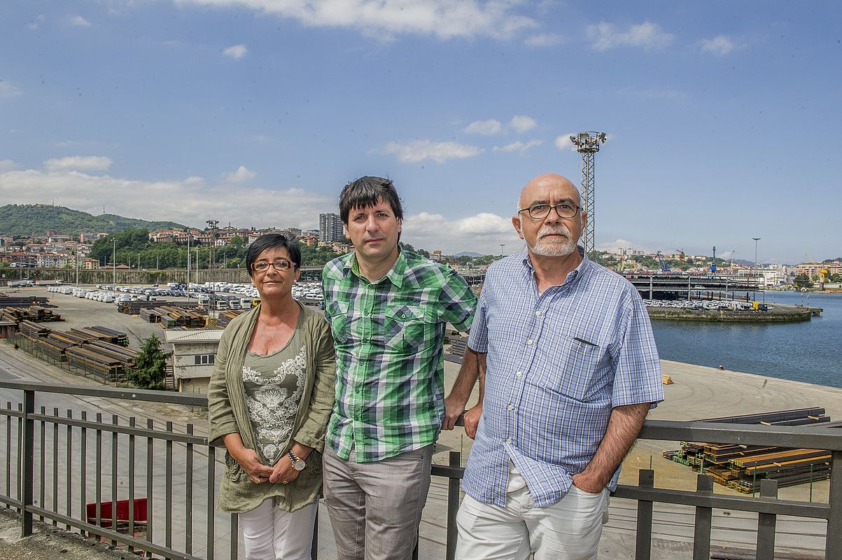 Izaskun Gomez Pasaiako alkatea (PSE-EE), Julen Mendoza Errenteriakoa (EH Bildu) eta Kepa Garbizu Lezokoa (EAJ), duela bi aste, Lezon, atzean Pasaiako portua eta badia dituztela. GORKA RUBIO / ARGAZKI PRESS.