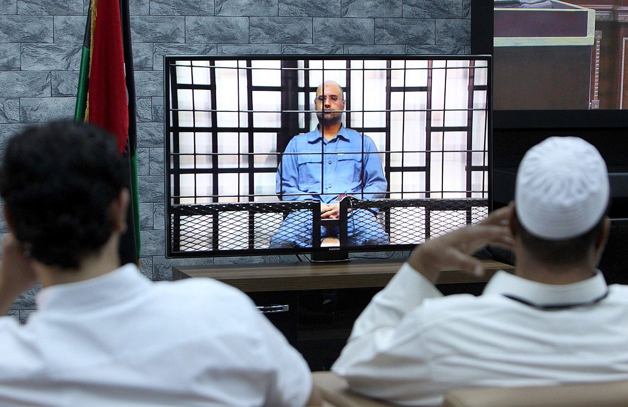 Libiako kazetariak Seif al-Islam Gaddafiren aurkako epaiketa ikusten, 2014ko ekainean. SABRI ELMHEDWI / EFE.