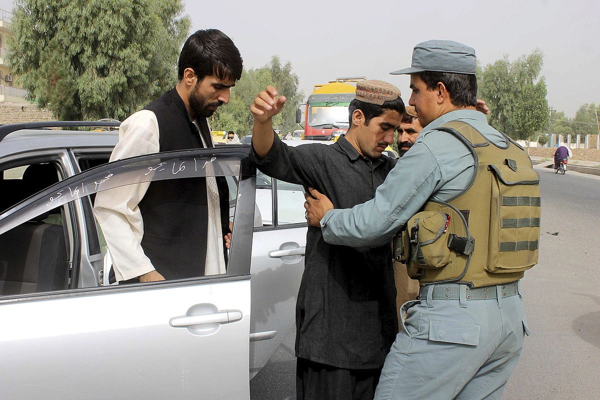Polizia kontrol bat, atzo, Kandaharren, Omarren jaioterrian. M. SADIQ / EFE.