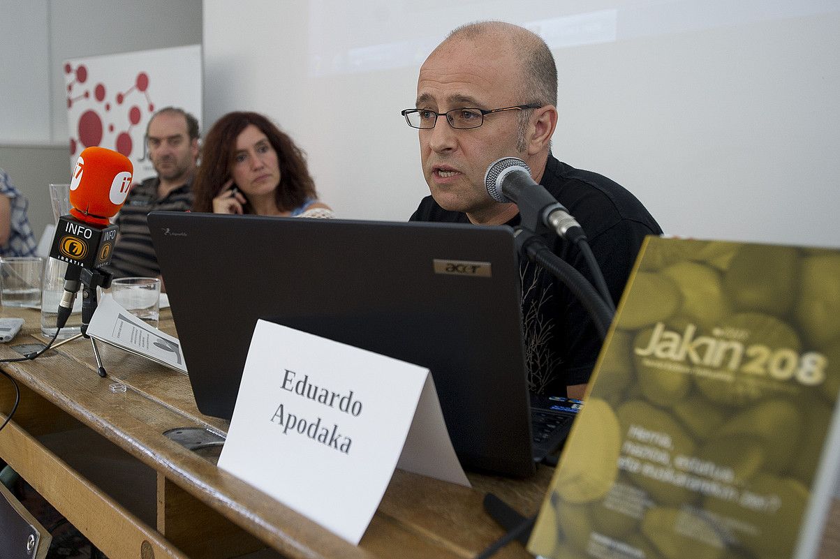 Eduardo Apodaka, Idurre Eskisabel eta Gaizka Aranguren, atzoko mahai-inguruan. IÑIGO URIZ / ARGAZKI PRESS. Eduardo Apodaka, Idurre Eskisabel eta Gaizka Aranguren, atzoko mahai-inguruan. IÑIGO URIZ / ARGAZKI PRESS.