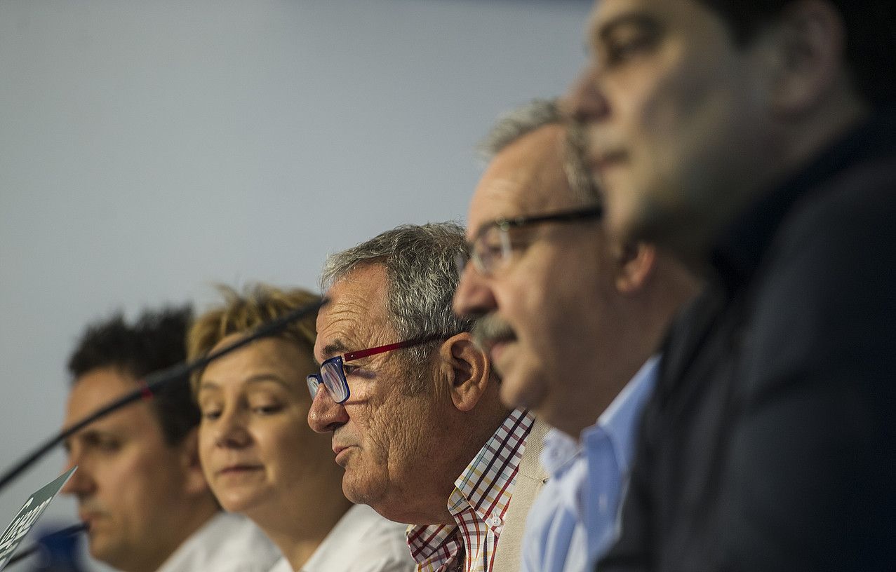 Osasunako zuzendaritzako kideak, atzo, prentsaurrekoan, Luis Sabalza presidentea erdi-erdian dela. J. MANTEROLA / ARP. Osasunako zuzendaritzako kideak, atzo, prentsaurrekoan, Luis Sabalza presidentea erdi-erdian dela. J. MANTEROLA / ARP.