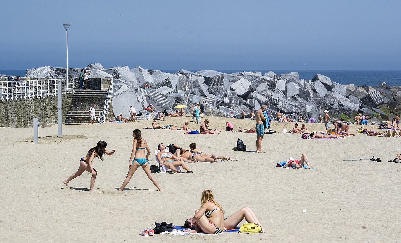 Turistak hasi dira Euskal Herriko hondartzetara ailegatzen. Irudian, jendea Donostiako Zurriolako hondartzan. GORKA RUBIO / ARGAZKI PRESS. Turistak hasi dira Euskal Herriko hondartzetara ailegatzen. Irudian, jendea Donostiako Zurriolako hondartzan. GORKA RUBIO / ARGAZKI PRESS.