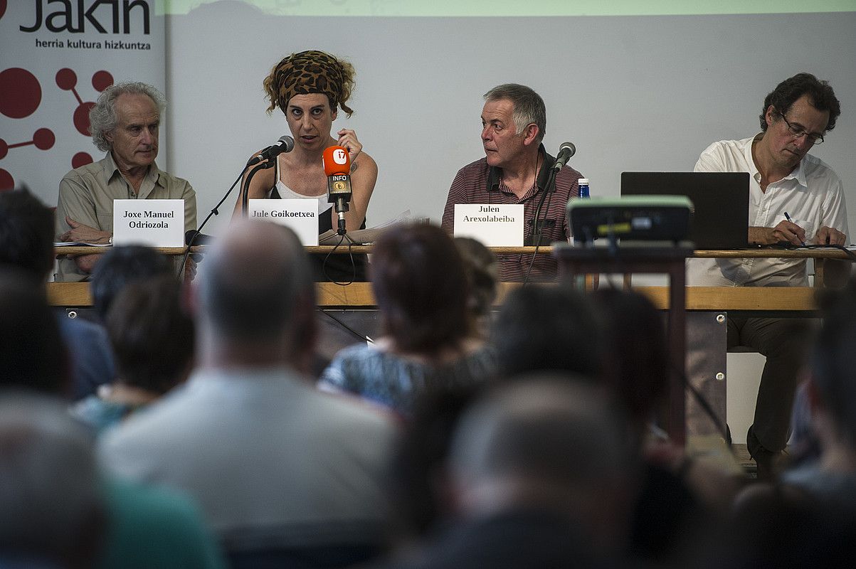 Ezkerretik, Joxe Manuel Odriozola, Jule Goikoetxea, Julen Arexolaleiba eta Mario Zubiaga, atzo, Katakraken. IÑIGO URIZ / ARGAZKI PRESS.