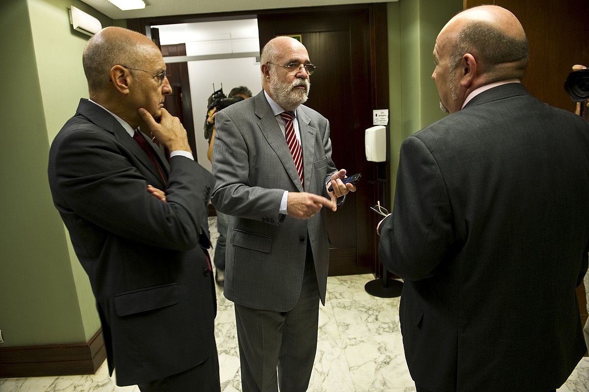 Rodolfo Ares, Jesus Loza eta Iñigo Iturrate, Eusko Legebiltzarrean, artxiboko argazki batean. JUANAN RUIZ / ARGAZKI PRESS.