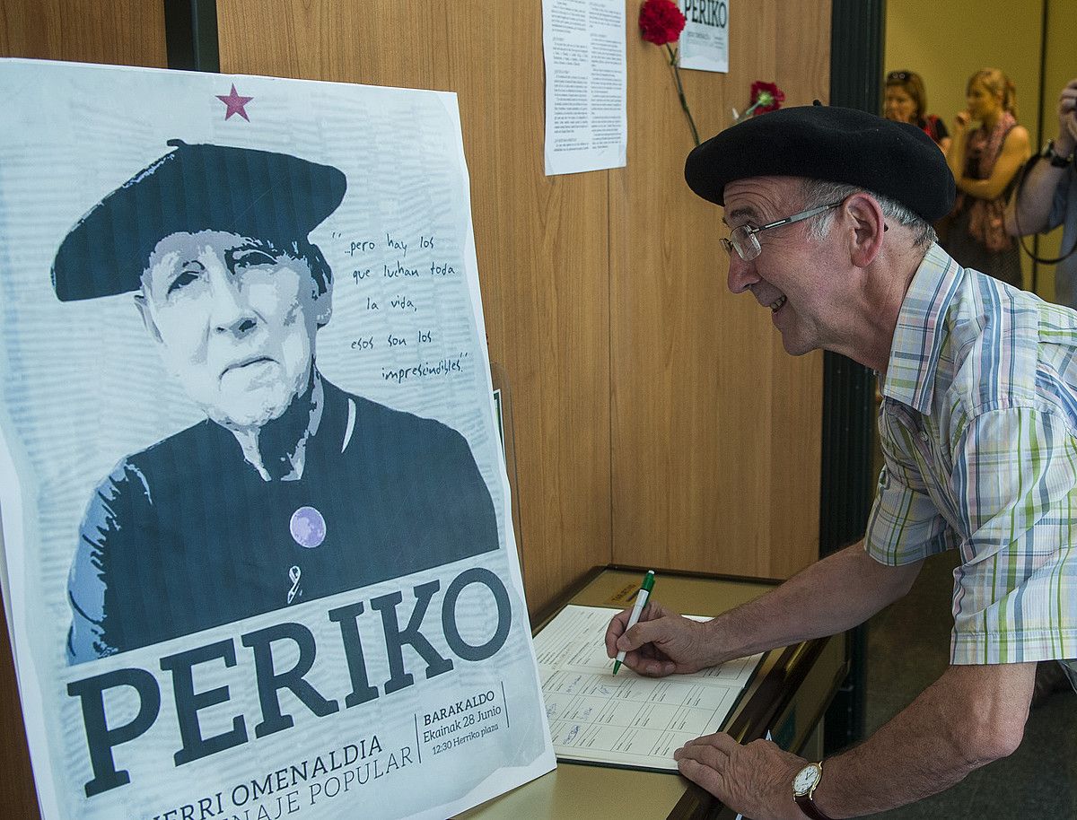 Tasio Erkizia, atzo, Periko Solabarriaren hil kaperan. LUIS JAUREGIALTZO / ARGAZKI PRESS.