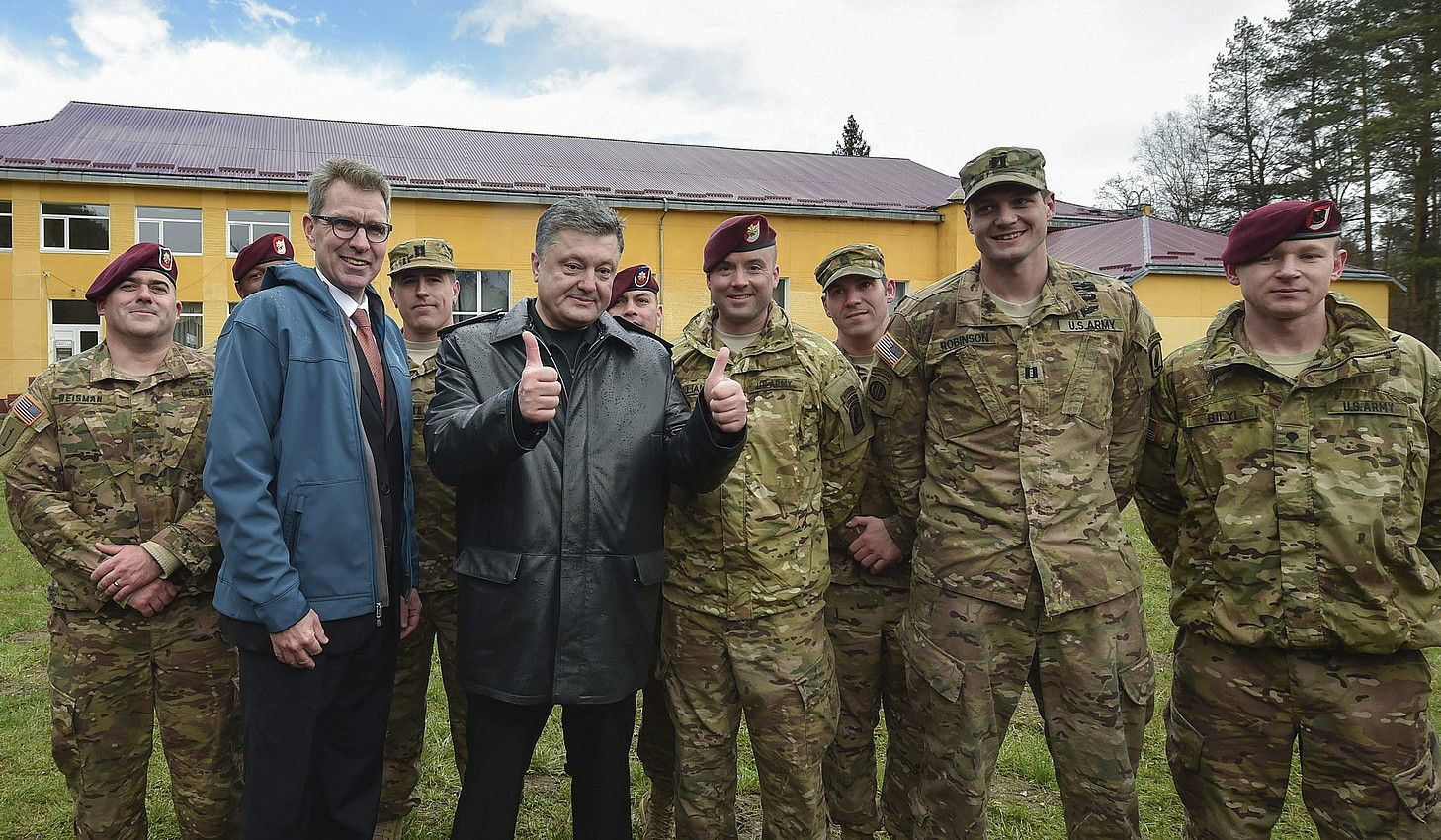 Petro Poroxenko Ukrainako presidentea, soldadu estatubatuar eta ukrainarrekin, apirilean, Lviven. SERGEY DOLZHEKO / EFE.