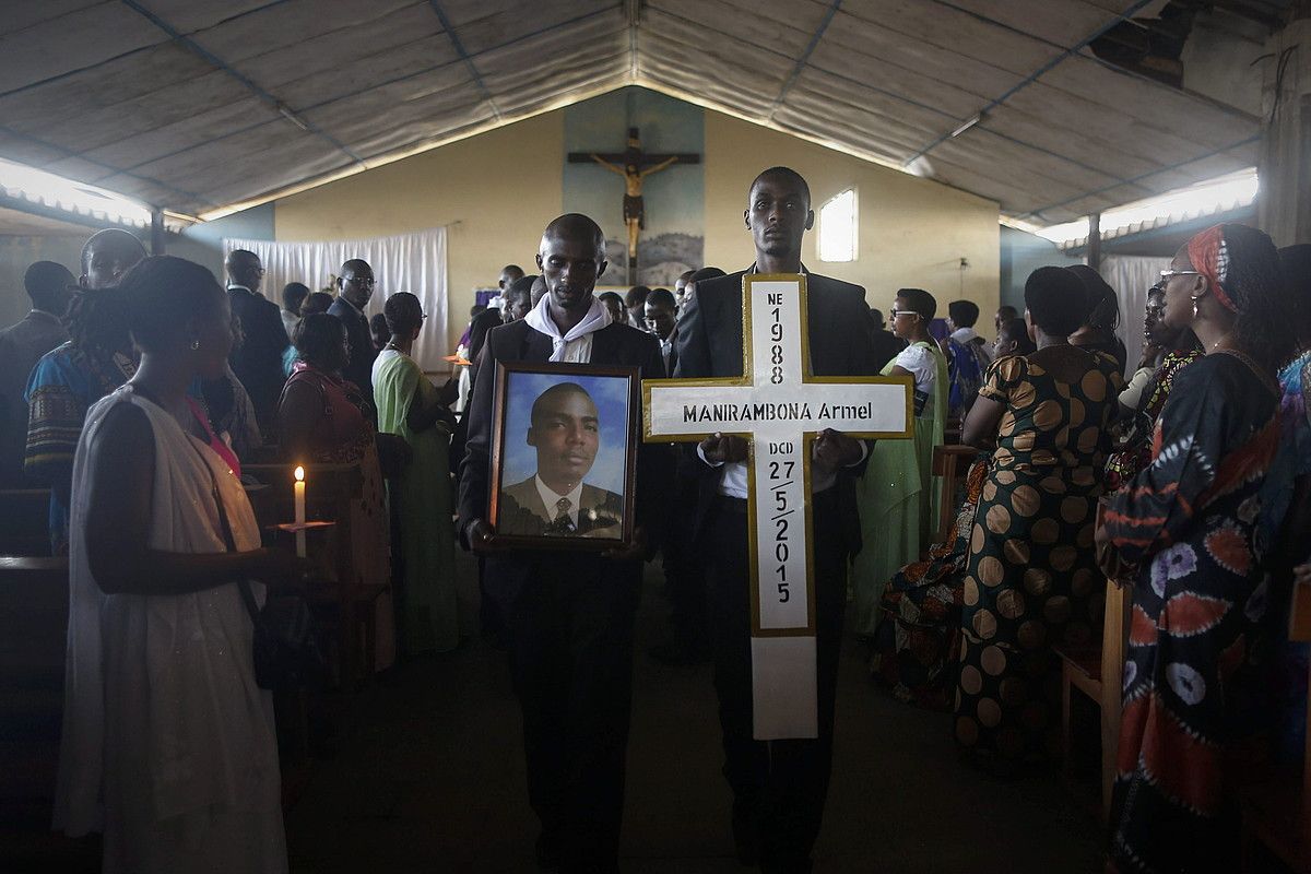 Manirambona Armelen hileta. Pierre Nkurunzizaren aurka protestan ari zela hil zuten, Bujumburan. DAI KUROKAWA / EFE.