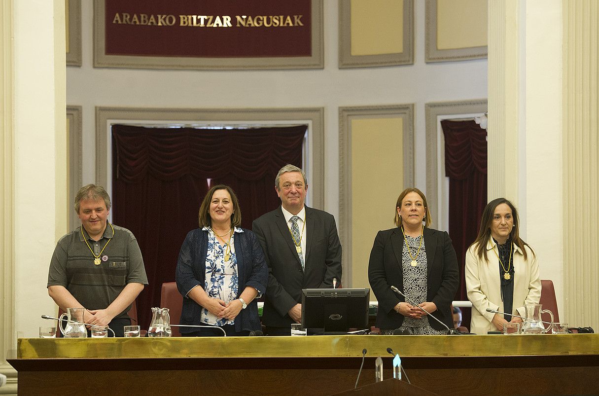 Jose Javier Bizarro, Elena Lopez de Lacalle, Pedro Elosegi, Marta Alaña eta Julia Liberal mahaikideak. RAUL BOGAJO / ARP. Jose Javier Bizarro, Elena Lopez de Lacalle, Pedro Elosegi, Marta Alaña eta Julia Liberal mahaikideak. RAUL BOGAJO / ARP.