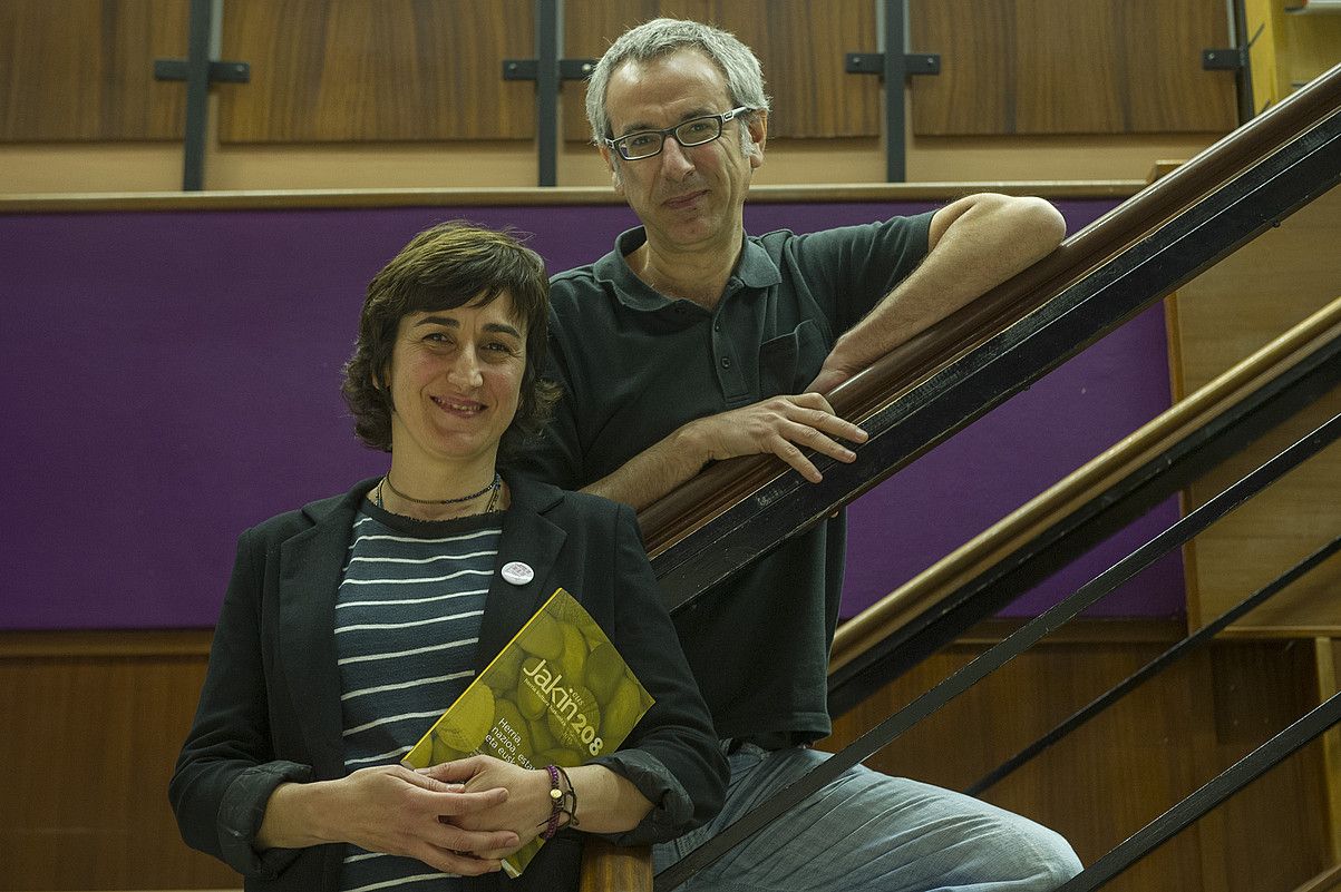Lorea Agirre eta Xabier Eizagirre, atzo, Iruñean egindako aurkezpenean. ANDONI CANELLADA / ARGAZKI PRESS. Lorea Agirre eta Xabier Eizagirre, atzo, Iruñean egindako aurkezpenean. ANDONI CANELLADA / ARGAZKI PRESS.