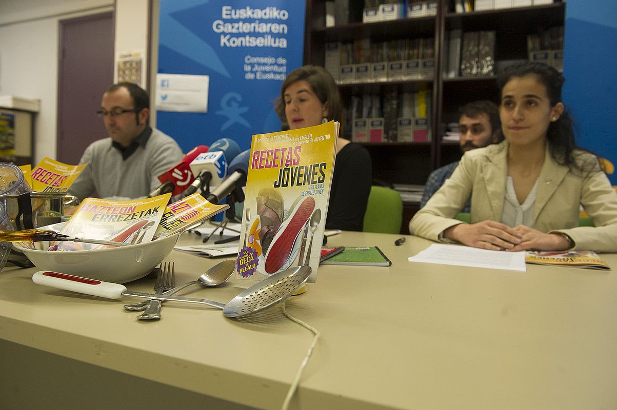 Gazte errezetak dokumentuaren aurkezpena, atzo Gasteizen Irudian, Jorge Estrada eta Itsaso Andueza. R. BOGAJO / ARP. Gazte errezetak dokumentuaren aurkezpena, atzo Gasteizen Irudian, Jorge Estrada eta Itsaso Andueza. R. BOGAJO / ARP.