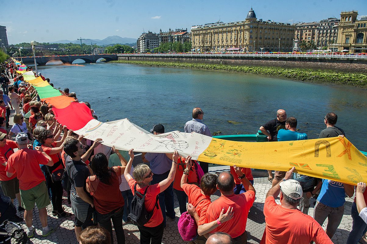 Urumea ibaiaren bi ertzetan egindako oihal katea, Donostian. JUAN CARLOS RUIZ / ARGAZKI PRESS.