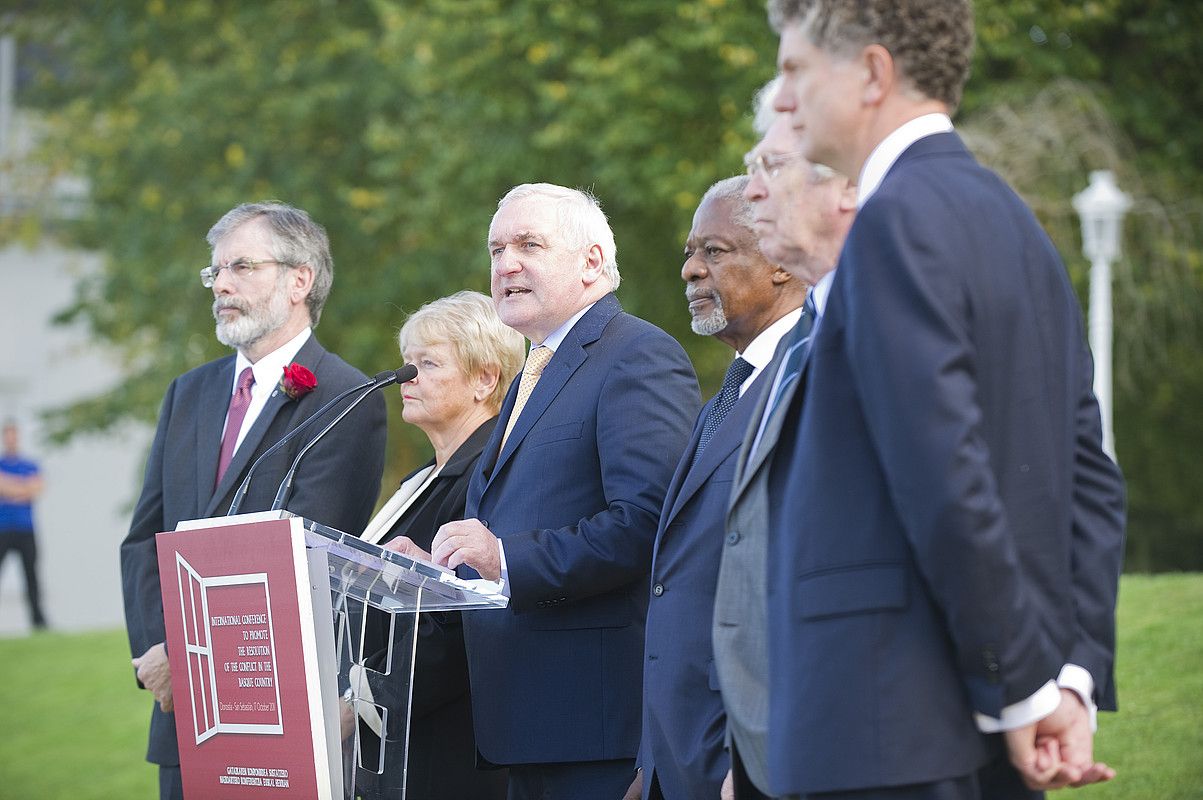 Gerry Adams, Gro Harlem Brundtland, Bertie Ahern, Kofi Annan, Pierre Joxe eta Jonathan Powell, 2011ko urriaren 17an, Donostian, Aieteko Nazioarteko Konferentziako ebazpenaren berri ematen. ANDONI CANELLADA / ARGAZKI PRESS.