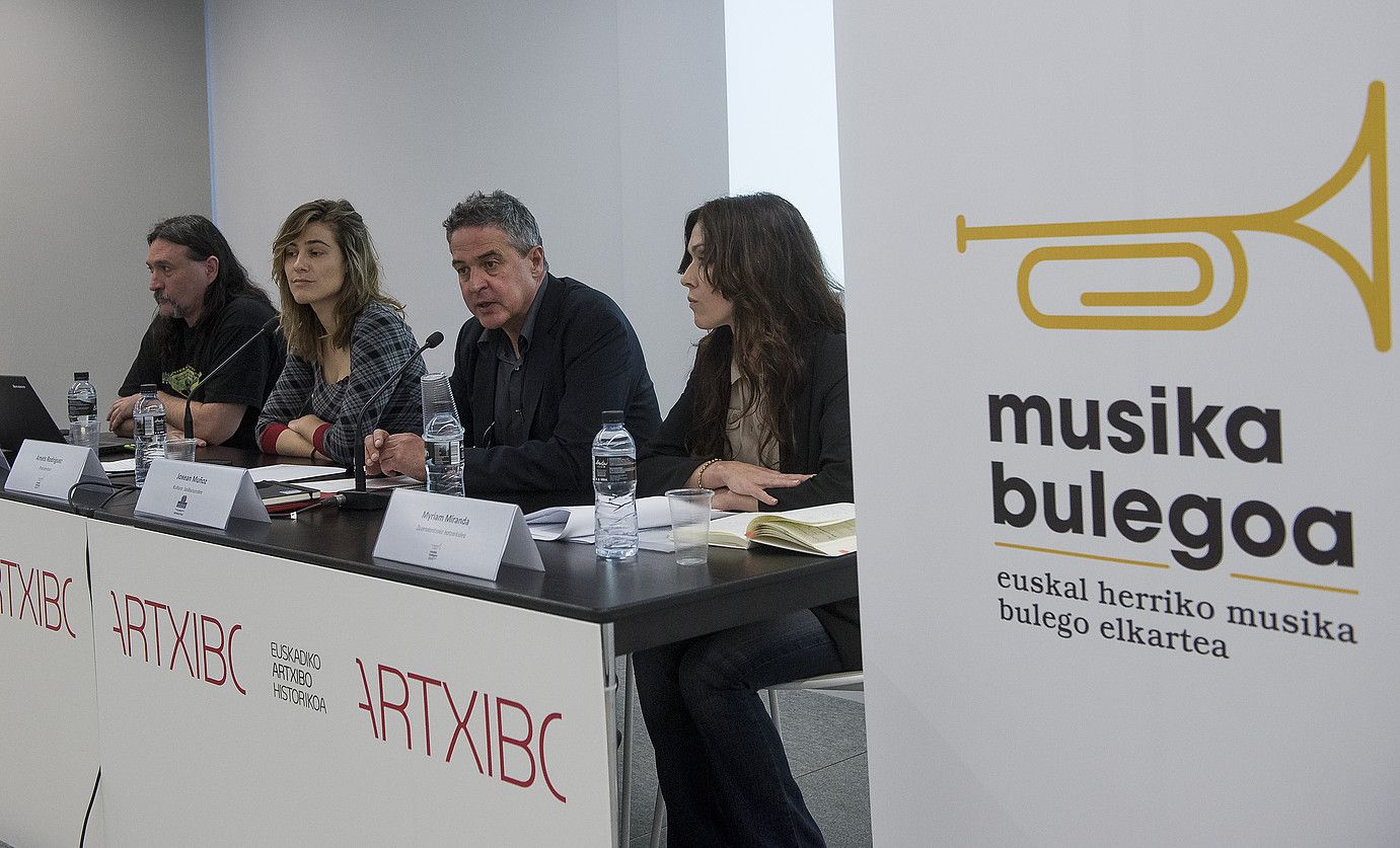 Musika Bulegoko eta Eusko Jaurlaritzako ordezkariak atzo, Bilbon, elkartearen aurkezpen ekitaldian. LUIS JAUREGIALTZO / ARGAZKI PRESS. Musika Bulegoko eta Eusko Jaurlaritzako ordezkariak atzo, Bilbon, elkartearen aurkezpen ekitaldian. LUIS JAUREGIALTZO / ARGAZKI PRESS.