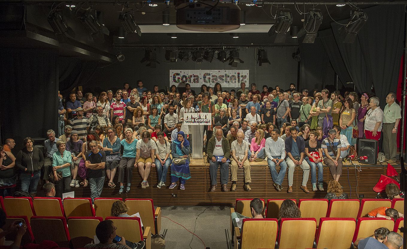 Gora Gasteiz plataformako hainbat kide, atzo, hiriburuan egindako agerraldian. JUANAN RUIZ / ARGAZKI PRESS.