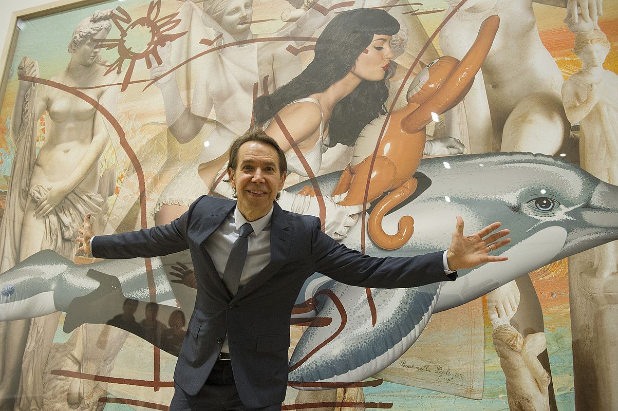 Jeff Koons artista, bere azken sorkuntza lanetariko baten aurrean, Bilbon. MONIKA DEL VALLE / ARGAZKI PRESS.