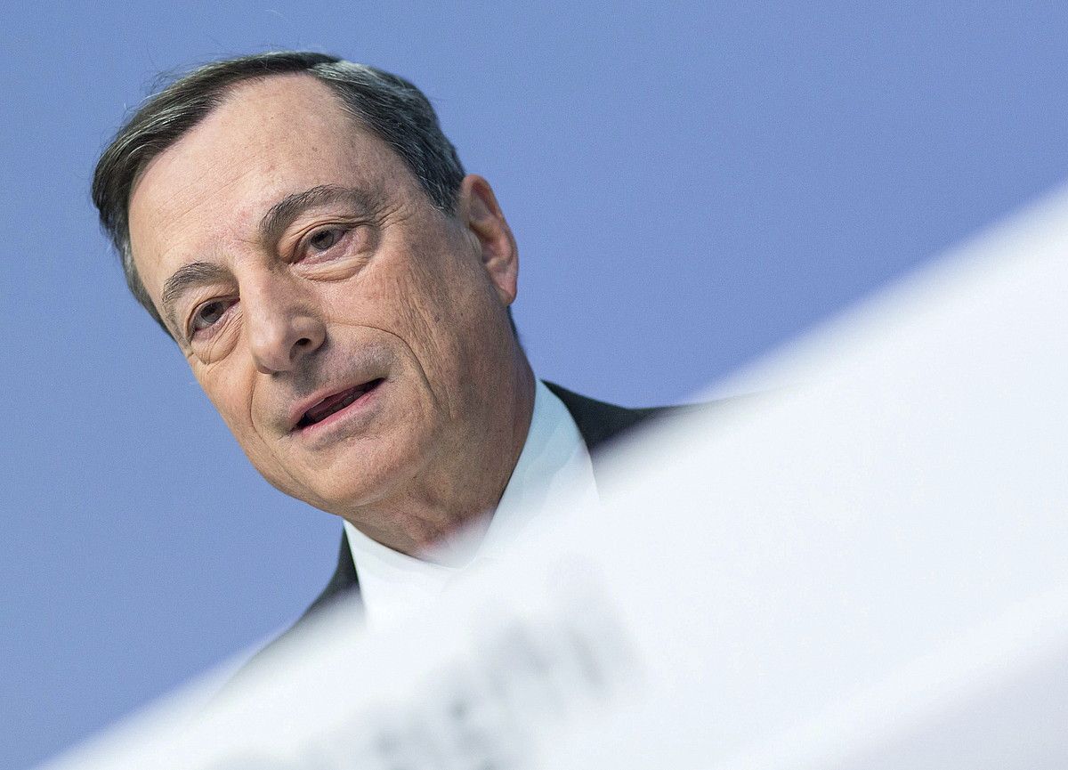 EBZko presidentea, Mario Draghi, atzo Frankfurten egindako agerraldian. FRANK RUMPENHOST / EFE.