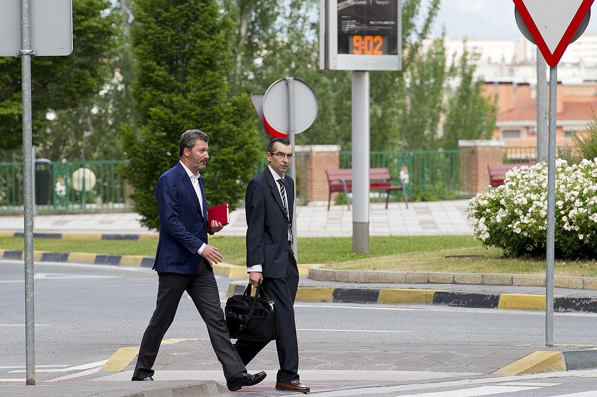 Cervera eta Sergio Gomez abokatua, atzo. IÑIGO URIZ / ARGAZKI PRESS.