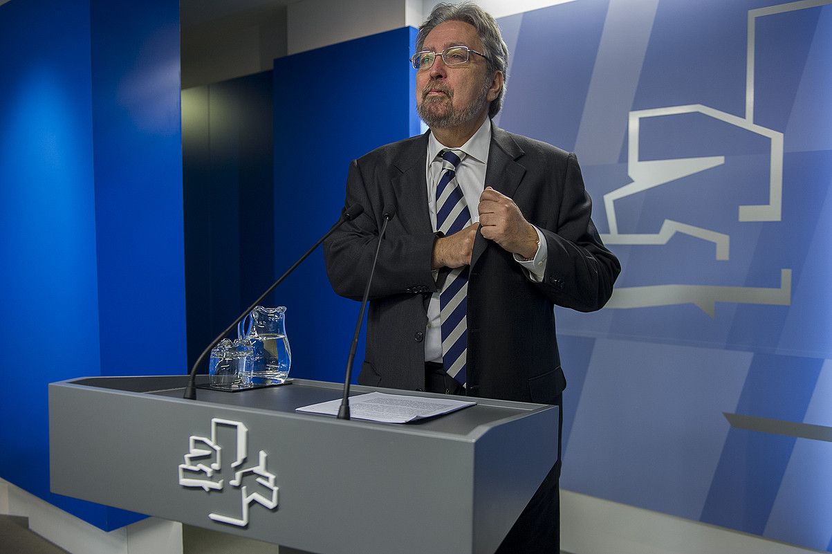 Manuel Lezertua, EAEko ararteko aukeratu berritan, atzo Eusko Legebiltzarrean egindako agerraldian. JUANAN RUIZ / ARGAZKI PRESS. Manuel Lezertua, EAEko ararteko aukeratu berritan, atzo Eusko Legebiltzarrean egindako agerraldian. JUANAN RUIZ / ARGAZKI PRESS.