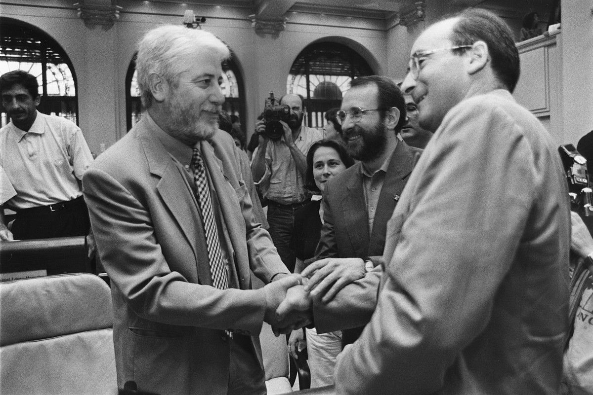 Javier Otano PSNkoa, Iñaki Cabases Eusko Alkartasunakoa eta Juan Cruz Alli CDNkoa, 1995eko uztailean hiruko gobernua adostu zutenean. OSKAR MONTERO.