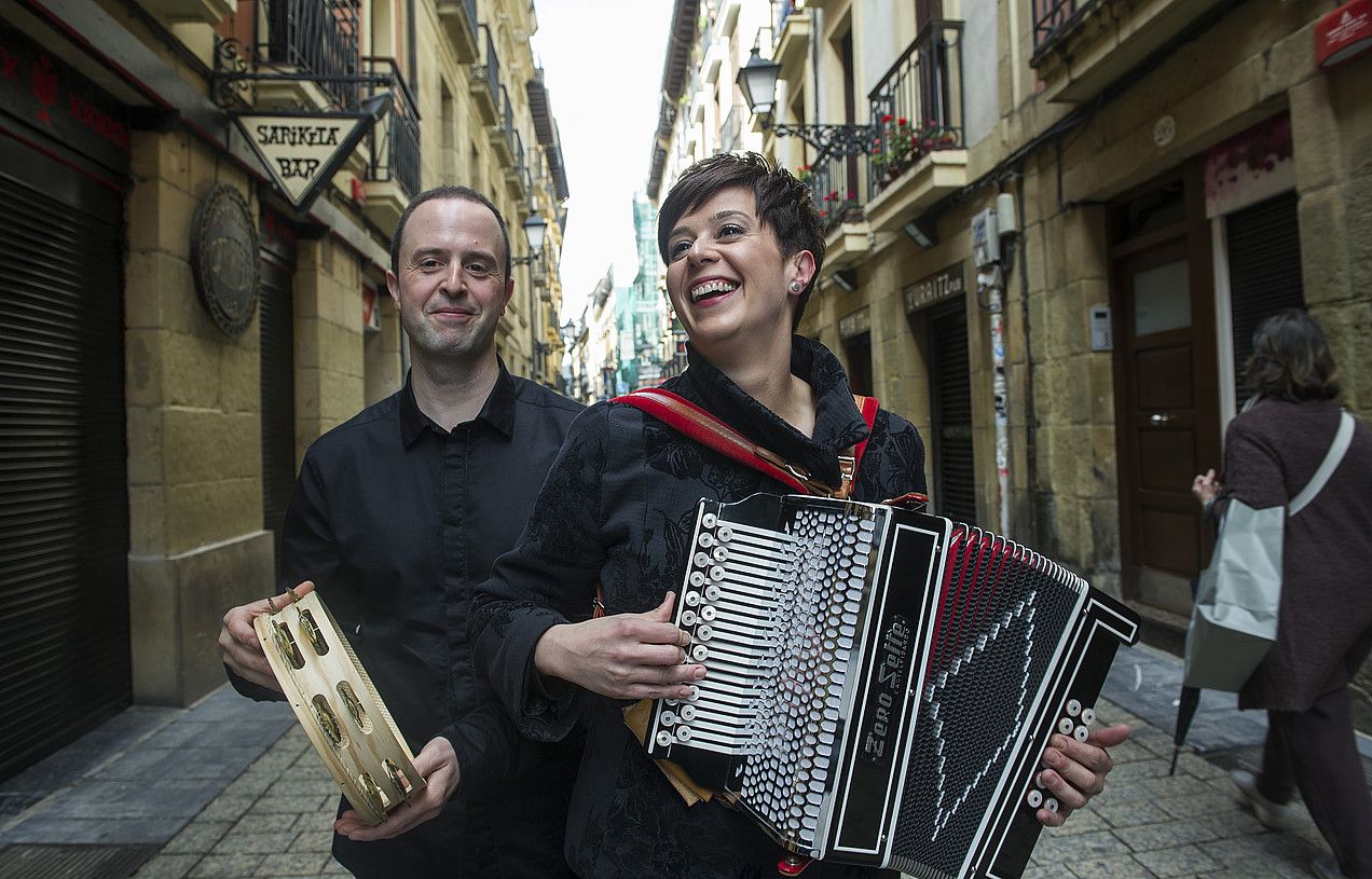 Jon eta Agurtzane Elustondo anai-arrebak, atzo, Donostian, diskoa aurkeztu aurretik. JON URBE / ARGAZKI PRESS.