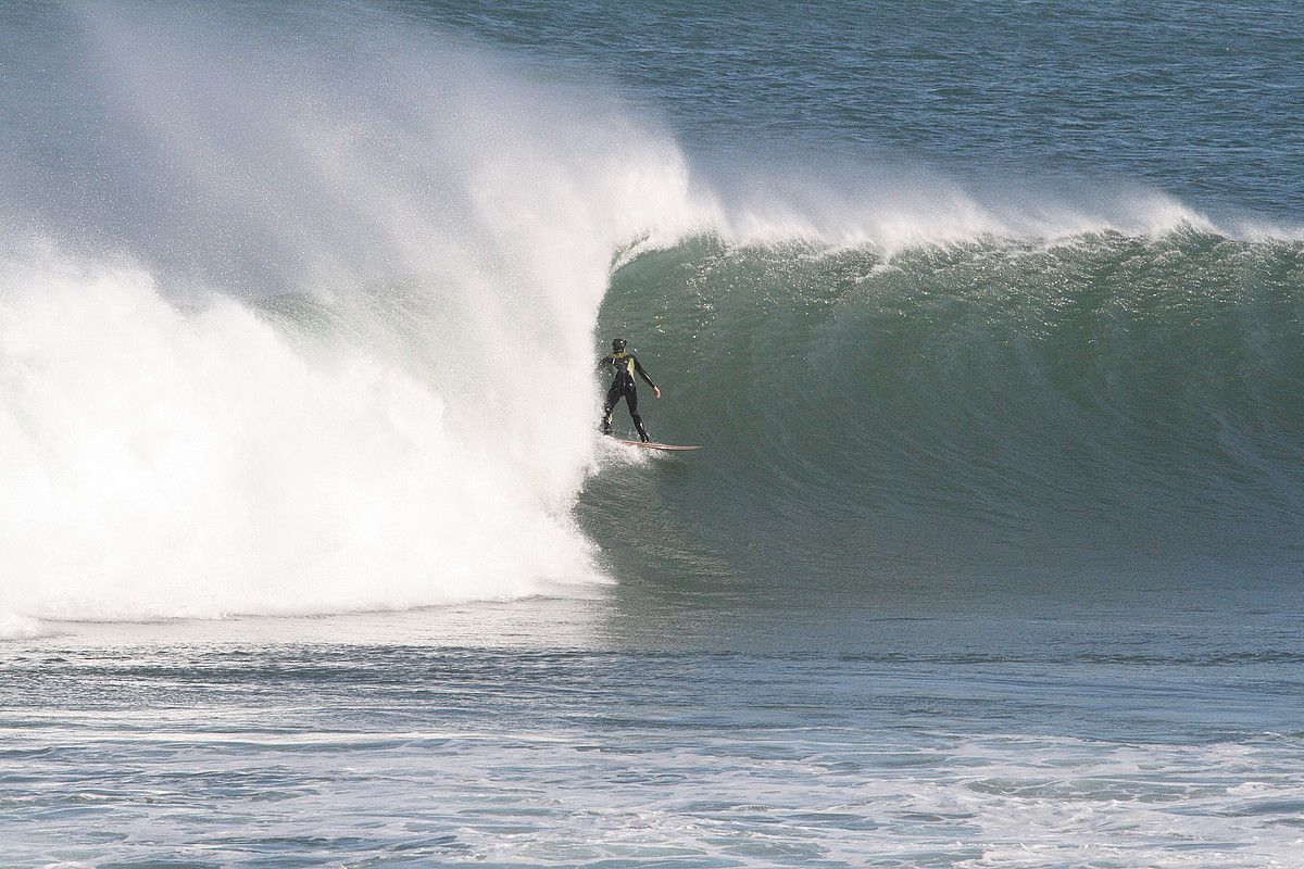Surflari bat Mundakako ezker olatuaren gainean. Olatua desagertuko den kezka dute surflariek. MARCELO DIAZ. Surflari bat Mundakako ezker olatuaren gainean. Olatua desagertuko den kezka dute surflariek. MARCELO DIAZ.