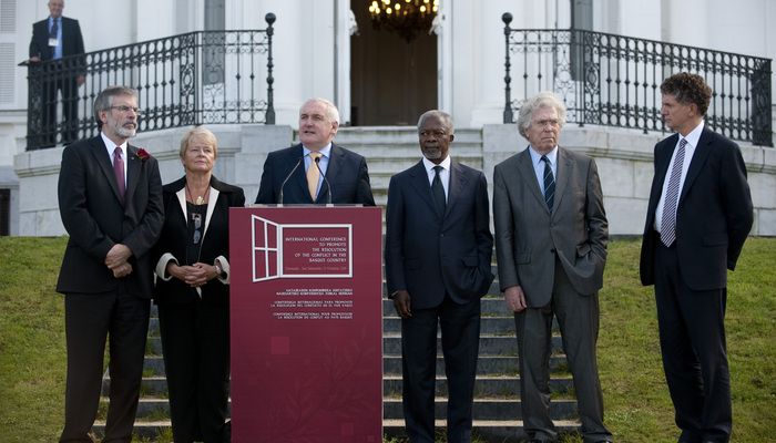 Gerry Adams, Gro Harlem Brundtland, Bertie Ahern, Kofi Annan, Pierre Joxe eta Jonathan Powell, 2011ko urriaren 17an, Donostian, Aieteko Adierazpena irakurtzeko unean. JUAN CARLOS RUIZ, ARGAZKI PRESS