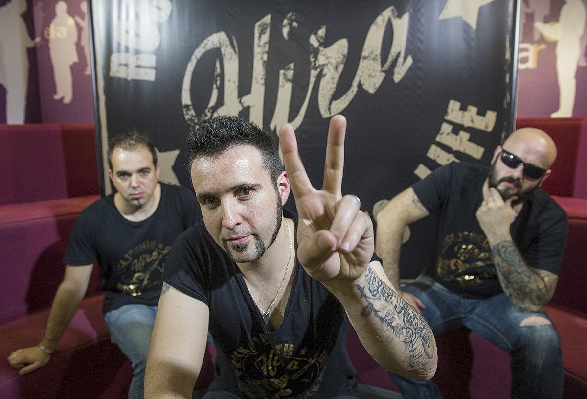 Alex Lobato (bateria), Ibai Marin (ahotsa) eta Manex Etxeberria (baxua). JON URBE / ARGAZKI PRESS. Alex Lobato (bateria), Ibai Marin (ahotsa) eta Manex Etxeberria (baxua). JON URBE / ARGAZKI PRESS.
