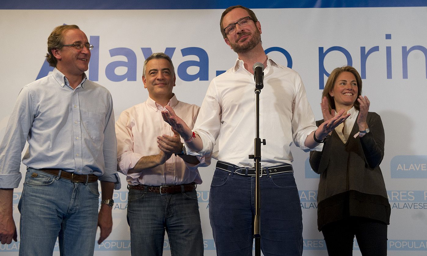 Maroto alkatea, pozarren, Alonso, De Andres eta Quiroga inguruan dituela. RAUL BOGAJO / ARGAZKI PRESS.