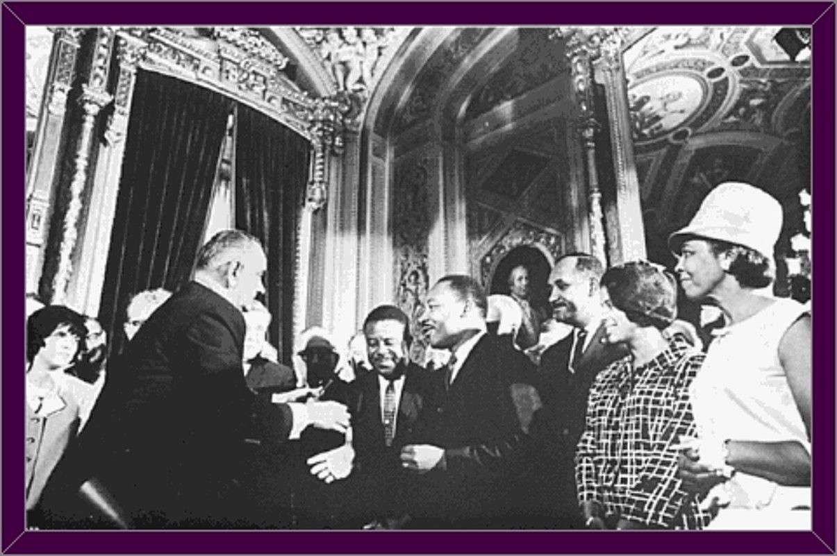 Lyndon B. Johnson Ameriketako Estatu Batuetako lehendakariak izenpetu zuen beltzei bozkatzeko eskubidea emateko legea. BERRIA.