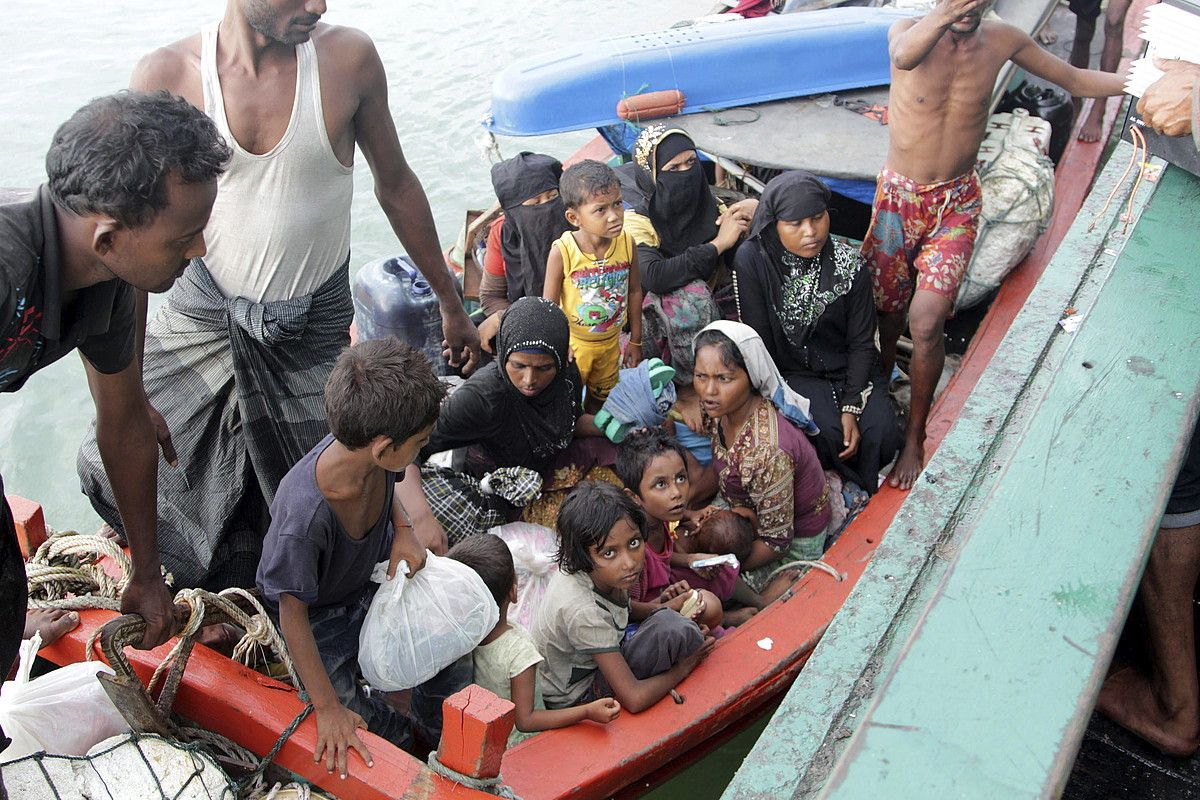 Indonesian atzo lehorreratu zuten joan den astean Thailandiak sarrera galarazi zion ontzia; 400 migratzailek bidaiatzen zuten, egoera kaskarrean. STR / EFE.