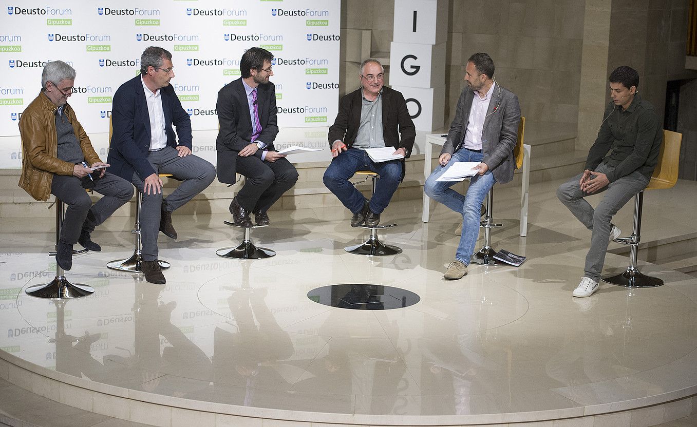 Juan Carlos Cano, Markel Olano, Xabier Riezu, Xabier Olano, Denis Itxaso eta Iosu del Moral, atzo, Donostian. JON URBE / ARGAZKI PRESS. Juan Carlos Cano, Markel Olano, Xabier Riezu, Xabier Olano, Denis Itxaso eta Iosu del Moral, atzo, Donostian. JON URBE / ARGAZKI PRESS.