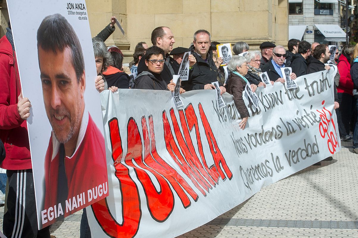 Apirilaren 1ean elkarretaratzea egin zuten Donostian, Parisen auzia iragan bitartean. JUAN CARLOS RUIZ / ARGAZKI PRESS.