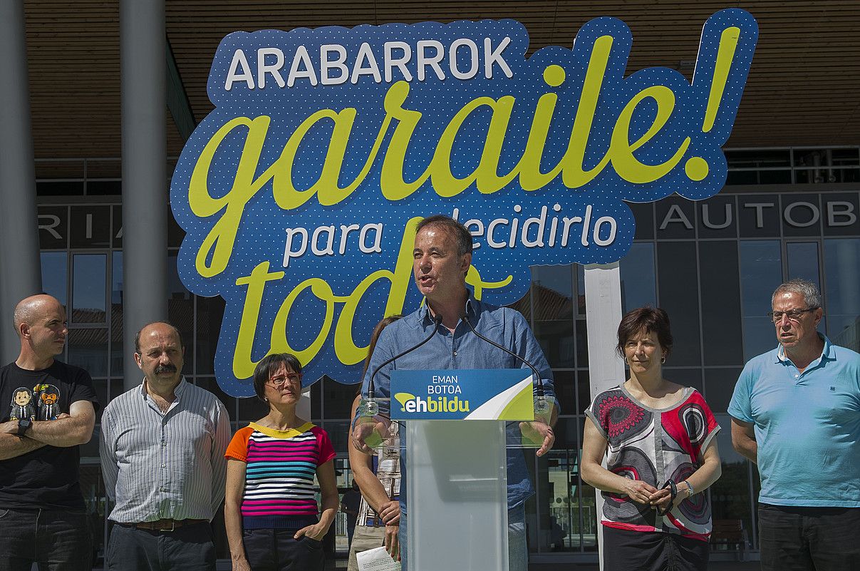 Kike Fernandez de Pinedo ahaldungai nagusia, taldekideekin batera, atzo, Gasteizen. JUANAN RUIZ / ARGAZKI PRESS.