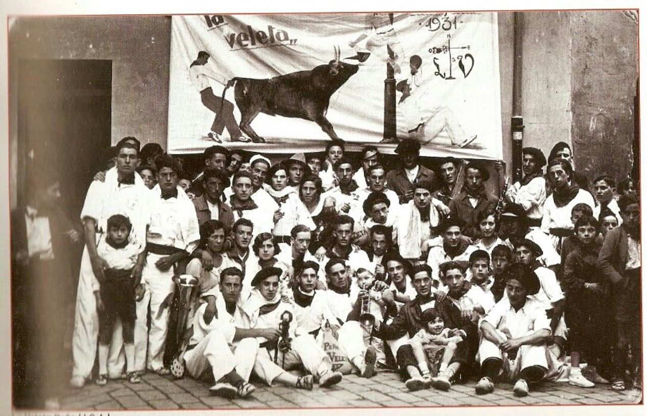 Iruñeko Veleta peñako kideak, zuriz, 1931. urteko argazki batean. Omenaldia egingo diete aurten. BERRIA. Iruñeko Veleta peñako kideak, zuriz, 1931. urteko argazki batean. Omenaldia egingo diete aurten. BERRIA.