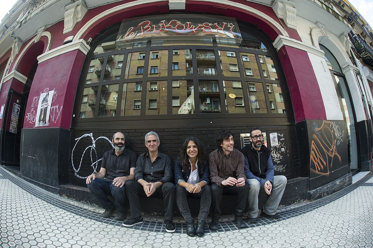Anari taldeko kideak, atzo, Donostian: Mariano Hurtado, Drake, Anari, Borja Iglesias eta Mikel Txopeitia. JON URBE / ARGAZKI PRESS.