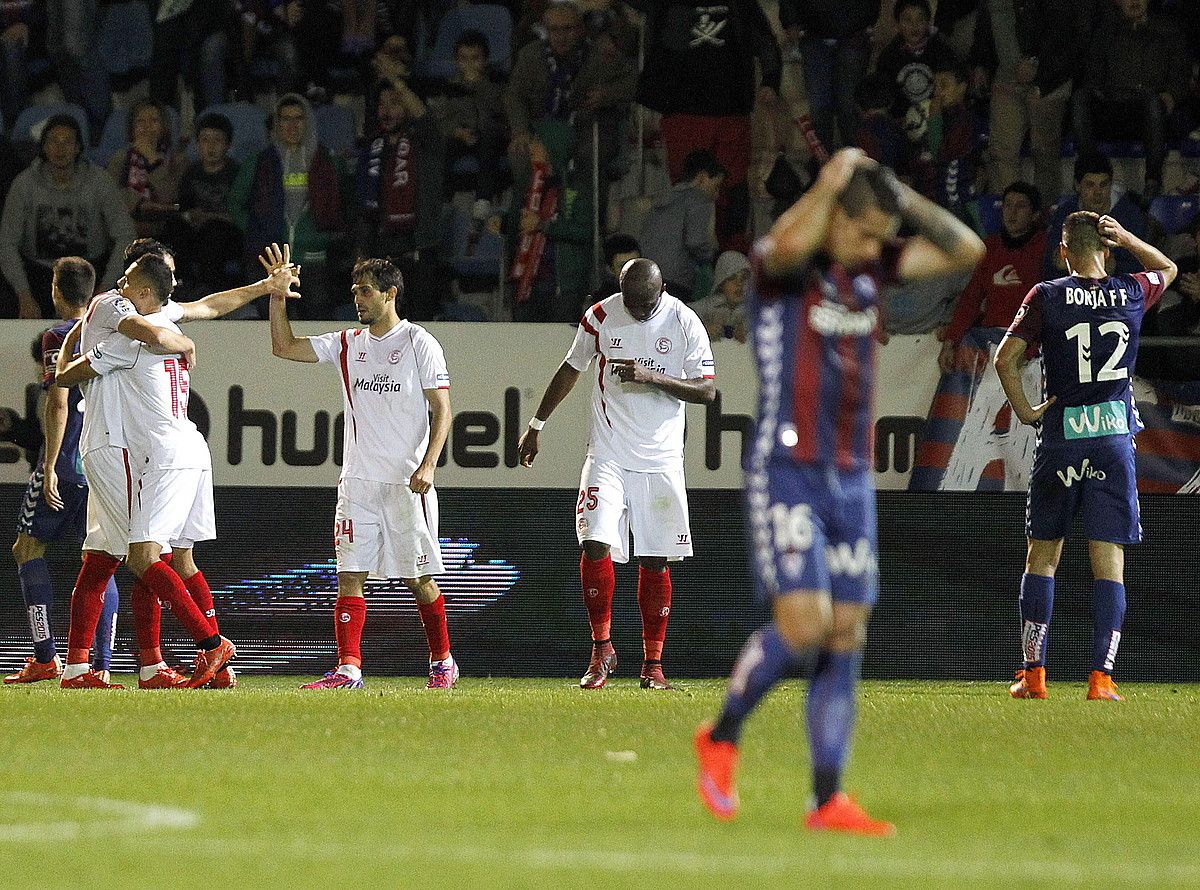 Lillo eta Borja Fernandez, burumakur, Sevillaren aurkako norgehiagoka amaitu berritan. JAVIER ETXEZARRETA / EFE.