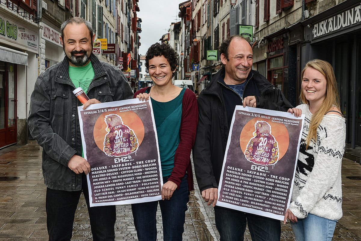 EHZko egitaraua atzo aurkeztu zuten, Baionan. Irudian, Jean François Lefort Lof, Amaia Boloki, Txetx Etxeberri eta Pauline Guelle. ISABELLE MIQUELESTORENA. EHZko egitaraua atzo aurkeztu zuten, Baionan. Irudian, Jean François Lefort Lof, Amaia Boloki, Txetx Etxeberri eta Pauline Guelle. ISABELLE MIQUELESTORENA.