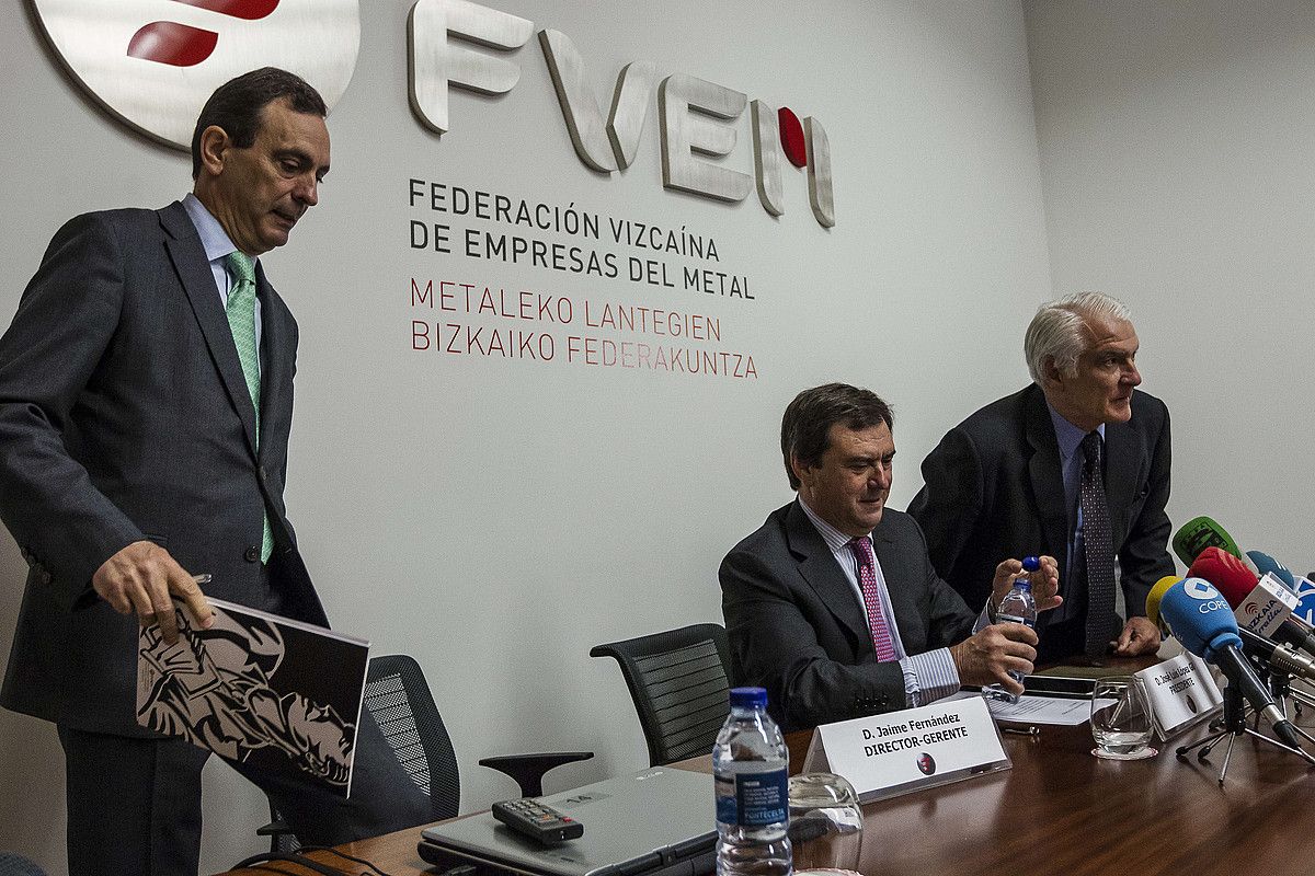 Jaime Fernandez, Jose Luis Lopez eta Jose Javier Artetxe, atzoko prentsaurrekoaren aurretik. ARITZ LOIOLA / ARGAZKI PRESS.