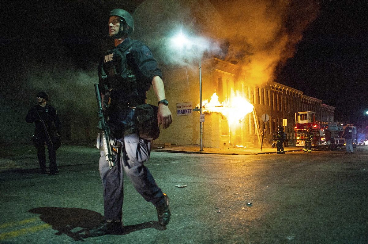 Saltoki bat sutan Baltimore hirian, herenegun gaueko istiluetan. NOAH SCIALOM / EFE. Saltoki bat sutan Baltimore hirian, herenegun gaueko istiluetan. NOAH SCIALOM / EFE.