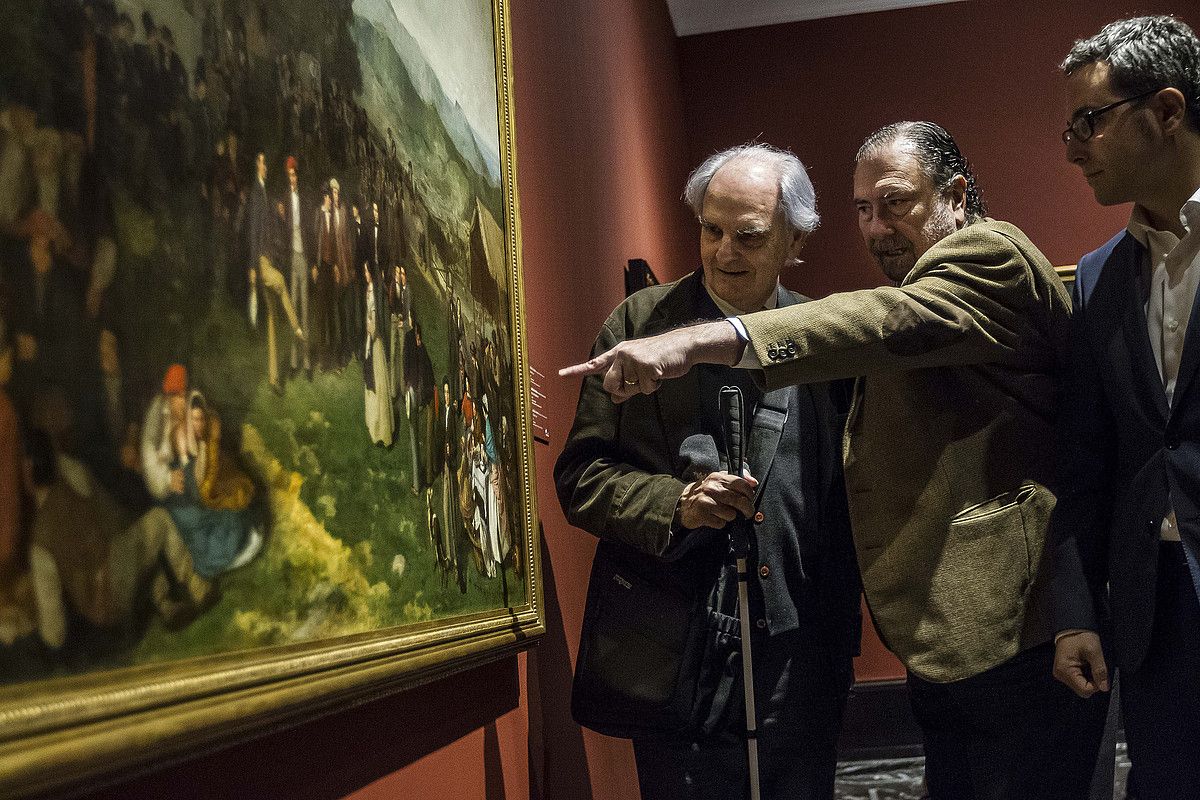 Javier Viar Bilboko Arte Ederren Museoko zuzendaria, Antonio Maria Lekuonaren koadro bat seinalatzen. ARITZ LOIOLA / ARP. Javier Viar Bilboko Arte Ederren Museoko zuzendaria, Antonio Maria Lekuonaren koadro bat seinalatzen. ARITZ LOIOLA / ARP.